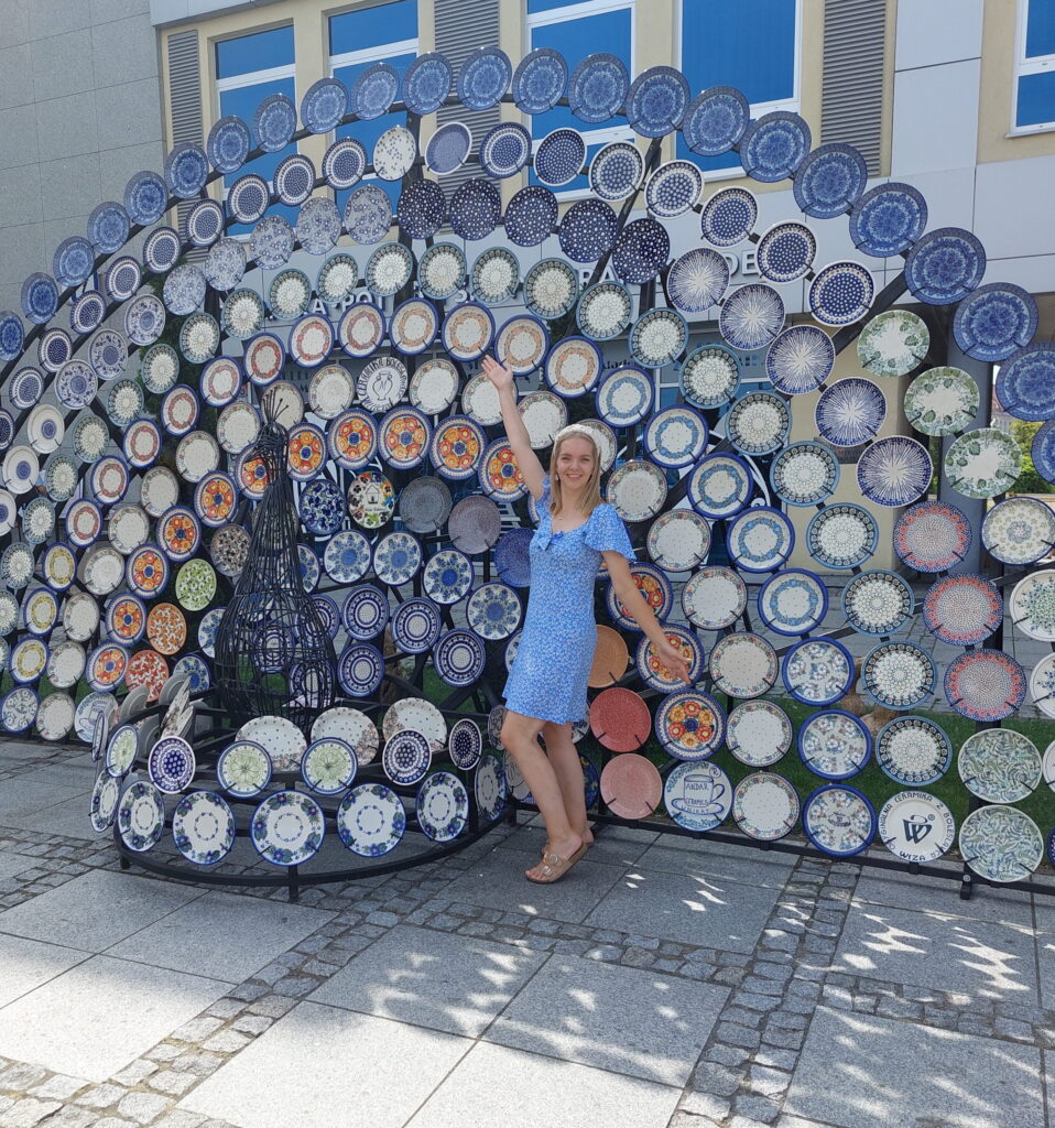 Katarzyna Bis na tle ceramiki Bolesławieckiej